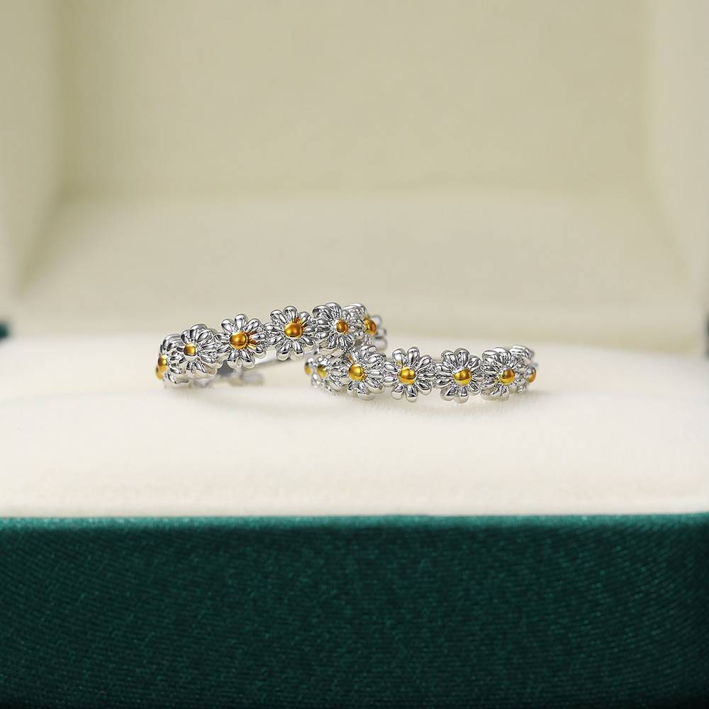 Huitan Delicate Daisy Round Hoop Earring Versatile Women Accessories Gift Romantic Bridal Marriage Earring Statement Jewelry Hot Earrings