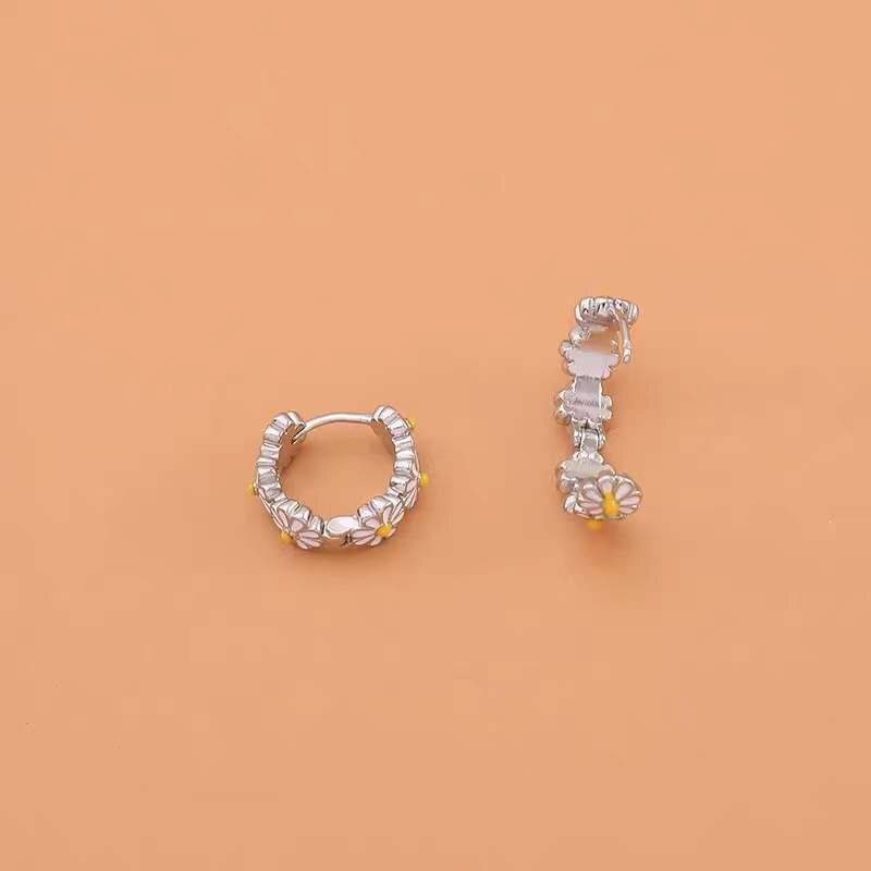 Fashion Daisy Flower Drop Pendant Hoop Earrings For Women Sweet Spring Korea Simple Small Huggie Earrings Girl Trendy Jewelry Earrings